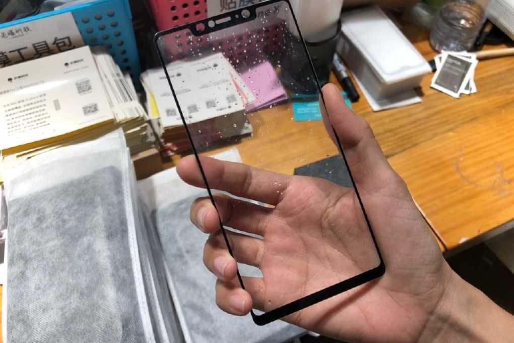 Laobaotech, a verified tech blogger on Weibo, posted a set of pictures of what appears to be the tempered glass front of Mi 7. (Picture: Weibo/Laobaotech)
