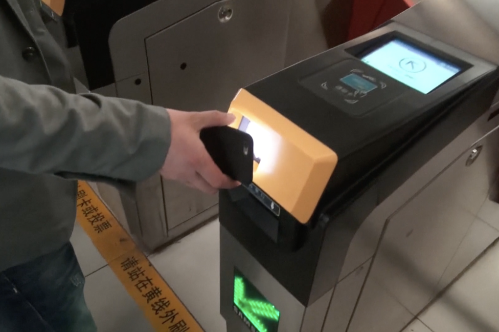 A passenger getting through subway gate by scanning a QR code. (Picture: CCTV)