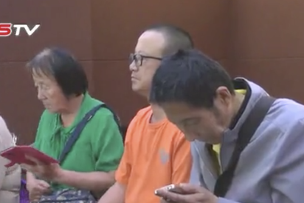 Patrons of the library for the blind in Kunming using smartphones. (Picture: Chinanews.com).