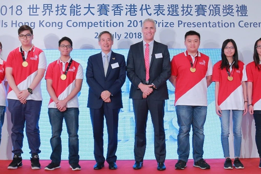 Chairman of the Standing Committee on Youth Skills Competition of Hong Kong, Dr Clement Chen Cheng-jen and David Hoey, Chief Executive Officer of WorldSkills International (centre), presented awards to winners of the WorldSkills Hong Kong Competition.