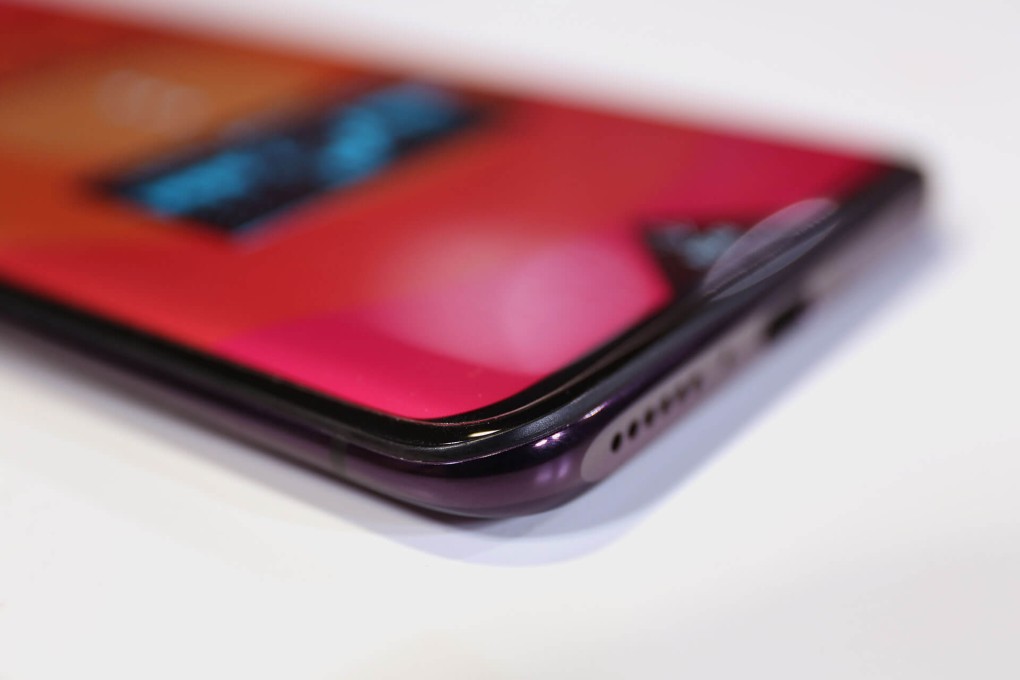 Oppo's Find X has thin bezels everywhere... except the bottom, where it has a little chin -- an ever-present on virtually every smartphone except the iPhone X.