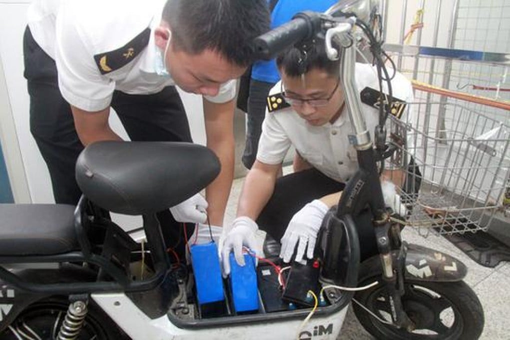 It must be hot inside that compartment. (Picture: Shenzhen Evening Post)