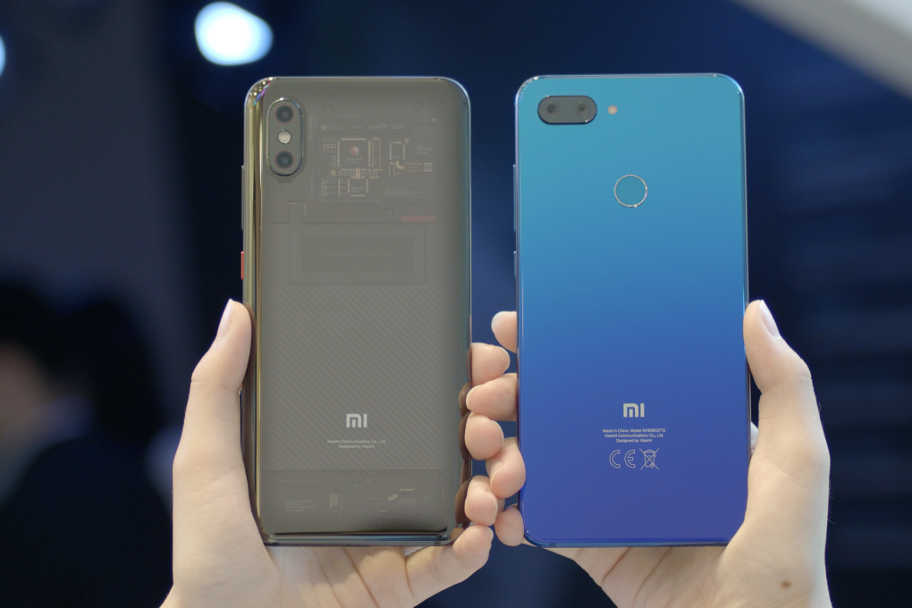 The Mi 8 Pro (left) has a 6.21 inch display, slightly smaller than the Mi 8 Lite (right)’s 6.26 inch.