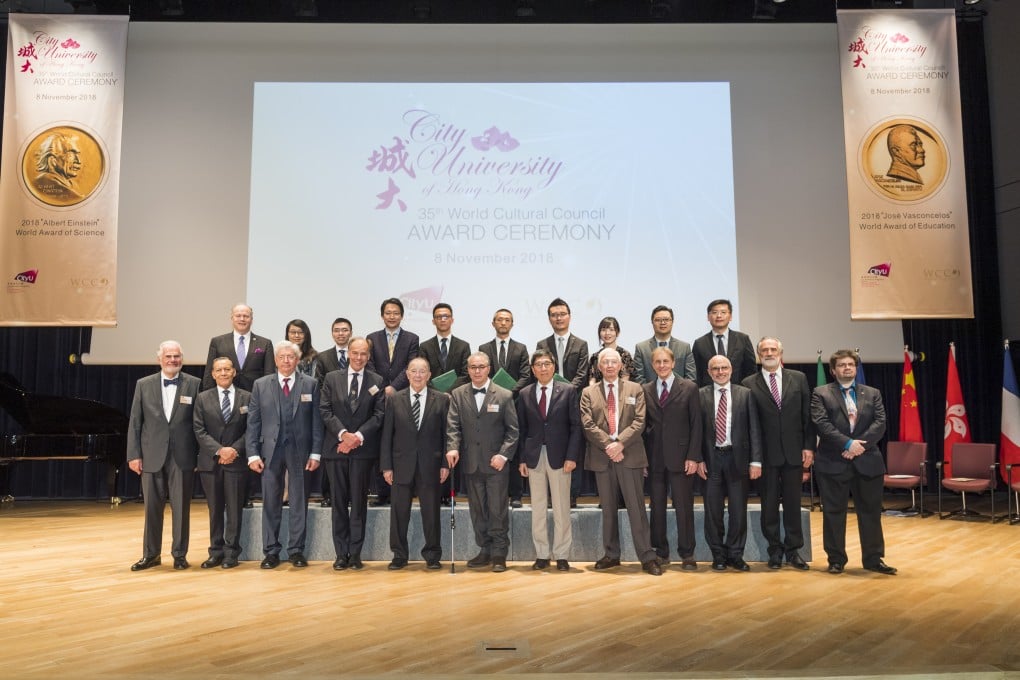 Professor Jean-Pierre Changeux (5th from left, front row), Professor Malik Mâaza (6th from left, front row), Professor Way Kuo (6th from right, front row), Professor Sir Colin Blakemore (4th from right, front row) with the nine young scholars from CityU and other guests at the ceremony.