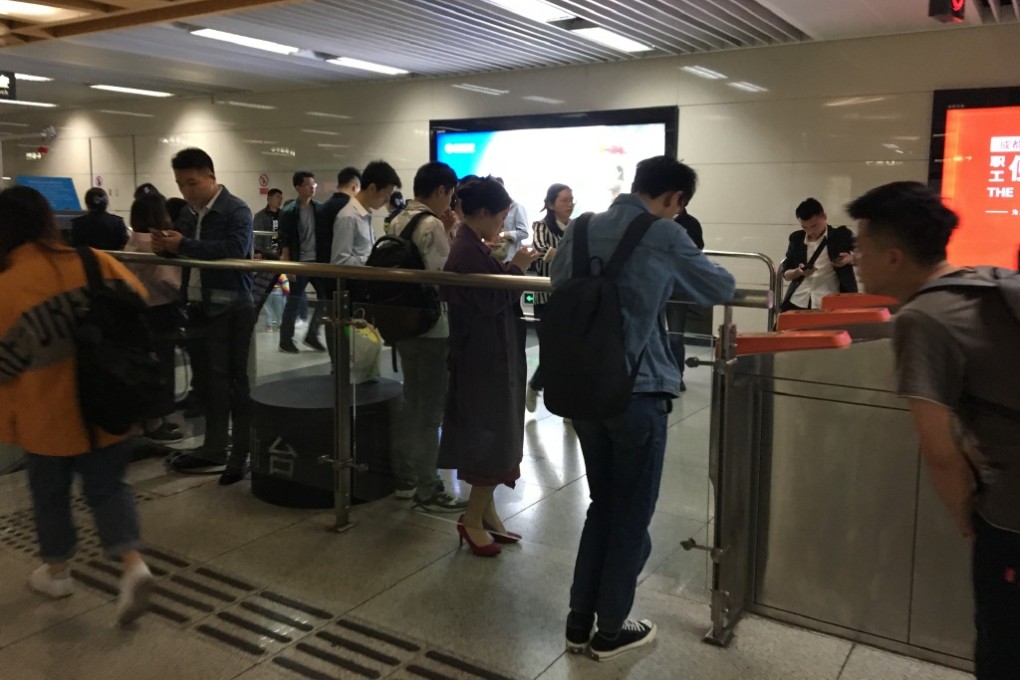 Commuters in a Chengdu subway station on April 8, 2019. (Picture: 东北小刘儿 via Weibo)