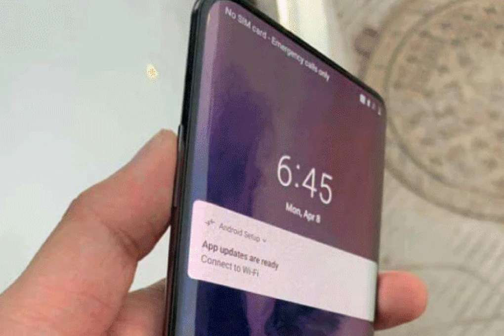 Pictures circulating on Chinese social media show a purported OnePlus phone with a curved screen and no notch. They’re in line with previous rumors hinting that the new device will have a pop-up camera. (Picture: via Weibo)