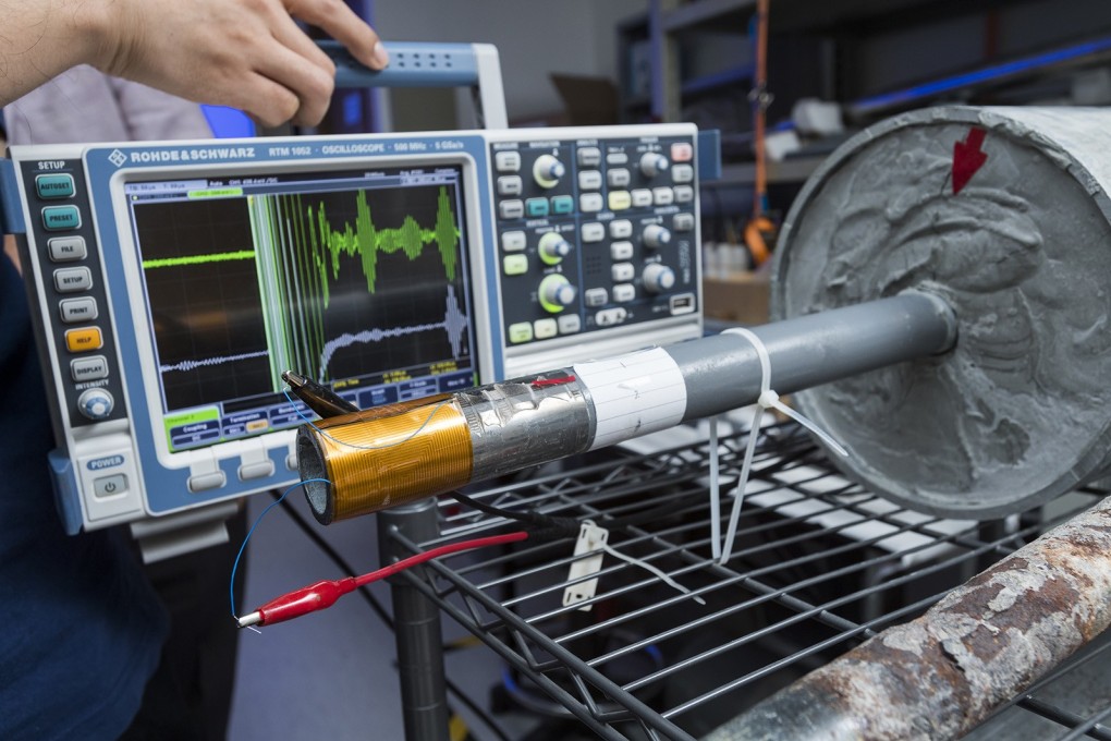 The green waveforms shown on the monitor indicate the pipe is cracked; white waveforms that show little fluctuation suggest the pipe to be in good condition.