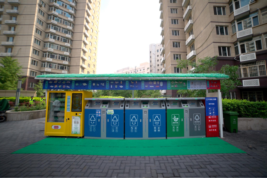 Dispose your trash correctly. Big brother is watching. (Picture: The Beijing News)