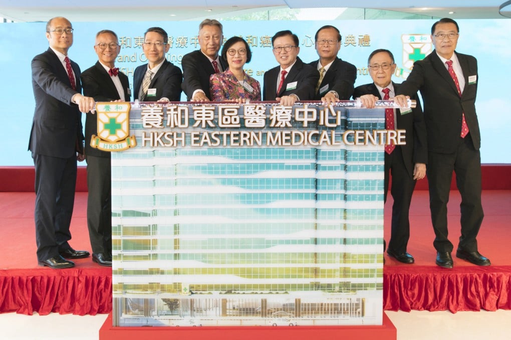 Professor Sophia Chan, Secretary for Food & Health (middle) officiates at the grand opening ceremony together with Mr. Wyman Li, COO of HKSH Medical Group and Manager (Administration) of Hong Kong Sanatorium & Hospital (4th from left) and Dr. Walton Li, CEO of HKSH Medical Group and Medical Superintendent of the Hospital (4th from right).