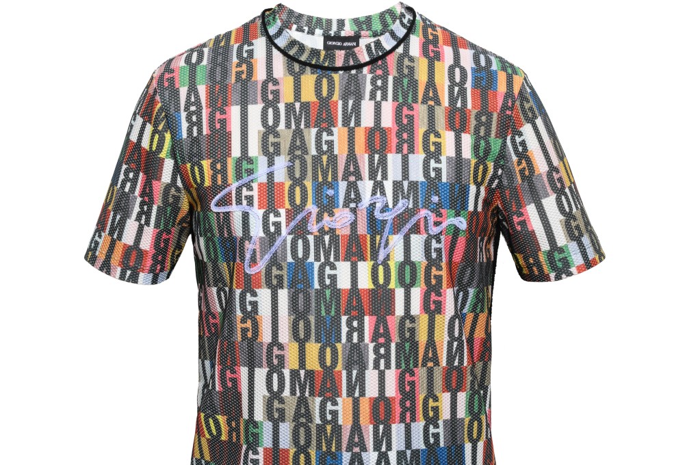 Men’s short-sleeved T-shirt with ‘siGnAture Giorgio Armani’ motif and white embroidered ‘Giorgio’ across the front.