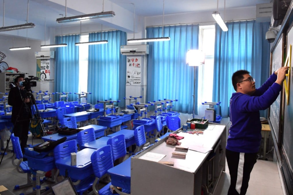 As Chinese schools remain closed due to the coronavirus outbreak, a physics teacher in Zhengzhou teaches an online class on February 2. (Picture: Xinhua)