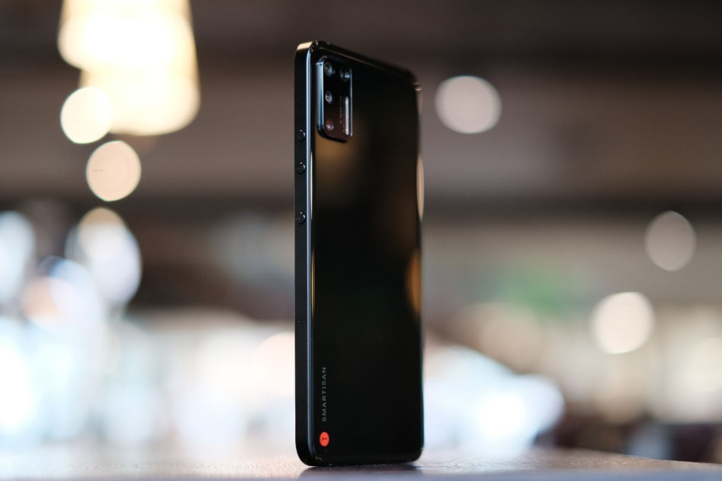 The Nut Pro 3 has a really nice design that’s reminiscent of an iPhone 4.