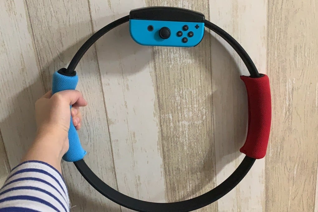 The grips on the original Ring-Con are gray, while the fake one comes in red and blue. (Picture: Hawaii Duan)