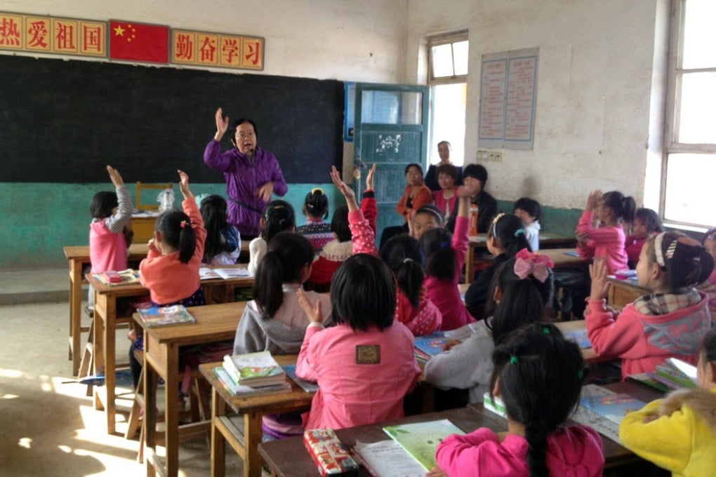 A counselor in China teaches students how to protect their bodies on October 15, 2013. (Picture: South China Morning Post)