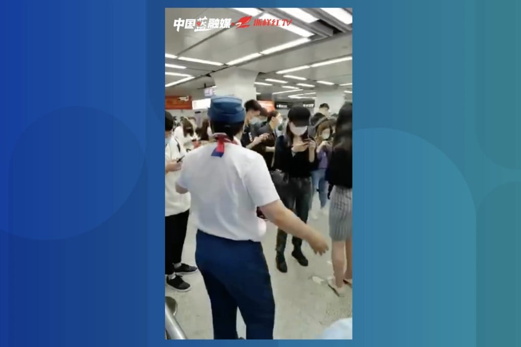 A video from local media shows passengers crowding near subway turnstiles while trying to pull up their health codes. (Picture: 浙样红TV/Weibo)