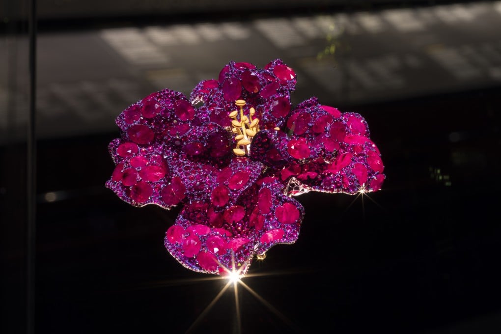The Cindy Chao “Peony Brooch” takes pride of place at The William and Judith Bollinger Gallery in the V&A Museum. Peter Kelleher©️Victoria and Albert Museum, London 2021.