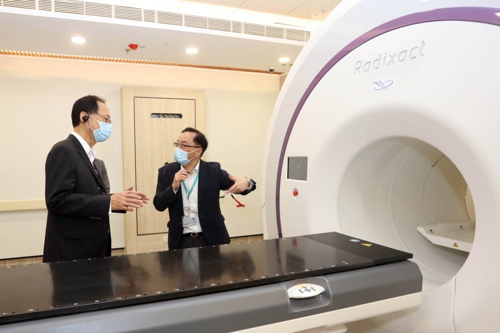 The CUHK Medical Centre supported by The Hong Kong Jockey Club is well-equipped and makes use of the latest technologies. Club Chairman Philip Chen (left) examines radiation treatment equipment at the CUHK Medical Centre to understand how it provides quality healthcare services for patients.