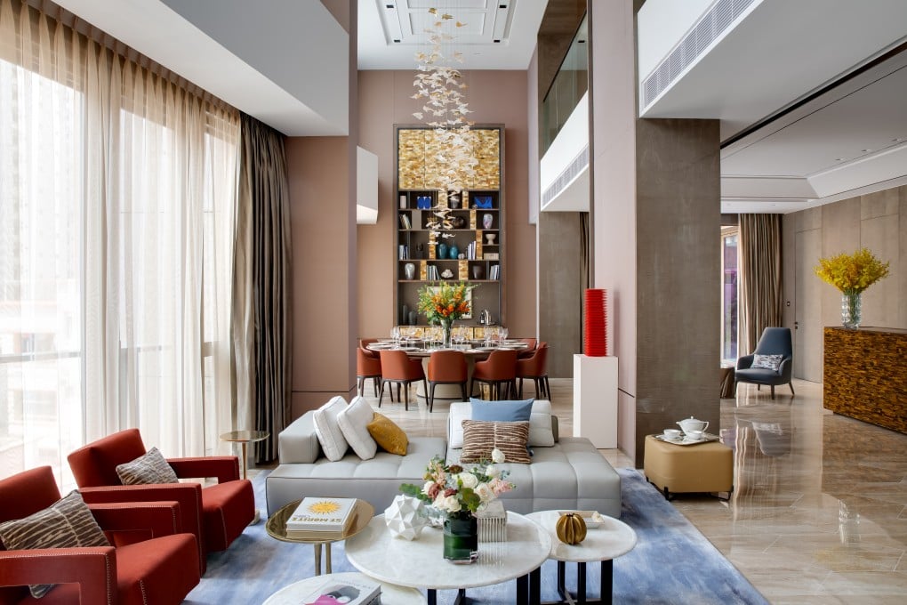 Hirsch Bedner & Associates (HBA) designed this sprawling three-story home in the coveted 23–39 Blue Pool Road development as a dramatic yet welcoming space, where the lines between artwork and object continually blur. A custom handblown glass chandelier emphasizes the verticality of the double-height living and dining area, which enjoys ample natural light. (This photo was taken on February 20–21, 2021 at 23–39 Blue Pool Road. This photo has been processed by computerised imaging techniques and is for reference only.)