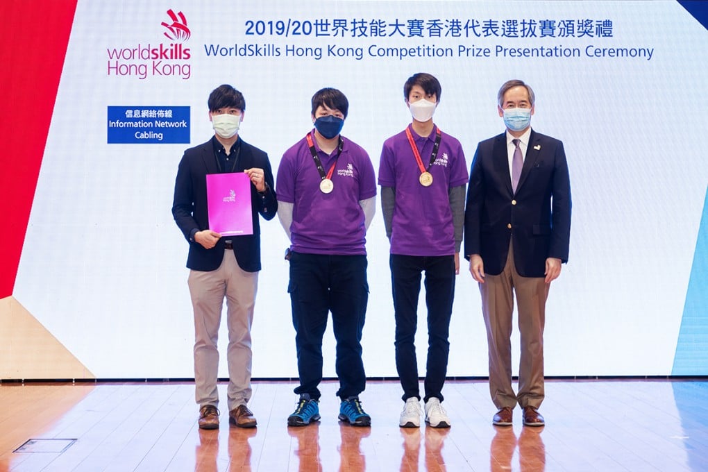 Chairman of the Standing Committee on Youth Skills Competition of Hong Kong, Dr Clement Chen Cheng-jen (right), presented awards to winners of the WorldSkills Hong Kong Competition.