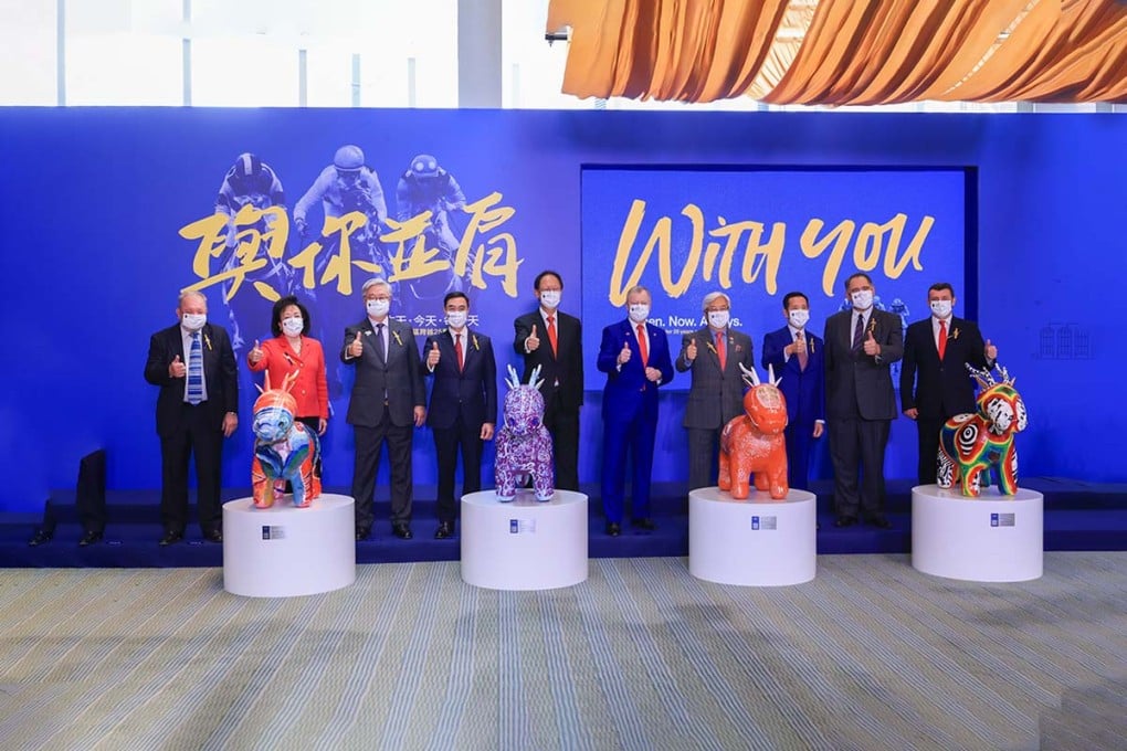 The Club’s Board of Stewards and management team, including Chairman Philip Chen (5th from left) and Chief Executive Officer Winfried Engelbrecht-Bresges (5th from right), on a group tour to the 'With You. Then. Now. Always.' exhibition and the Dragon Cavallo art showcase.