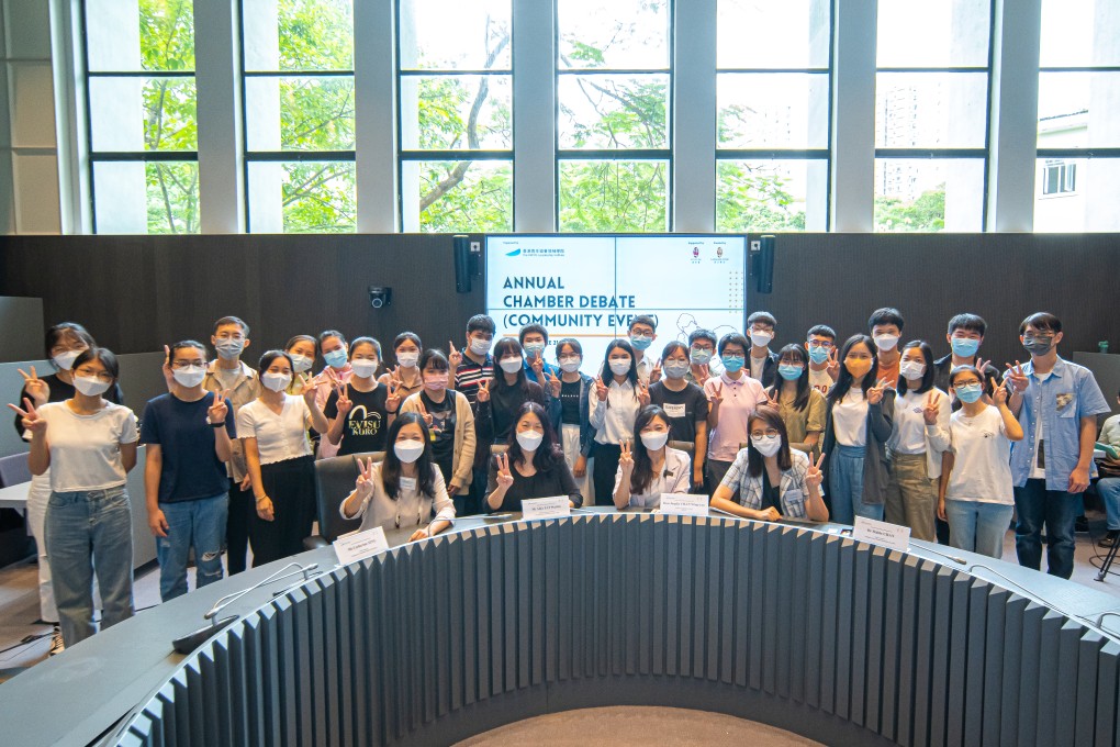 The “Annual Chamber Debate (Community Event)” was held successfully by the HKFYG Leadership Institute. (Front row from left) Ms Catherine Sing, Senior Manager (Corporate & Community Affairs) of HK Electric; Ms Alice Lui Wai-lin, Deputy Executive Director of The HKFYG; the Honourable Joephy Chan Wing-yan, Member, Legislative Council, HKSAR; and Dr Mable Chan, Senior Lecturer, Language Centre, Hong Kong Baptist University. Ms Sing and Dr Chan were the judges at the Competition