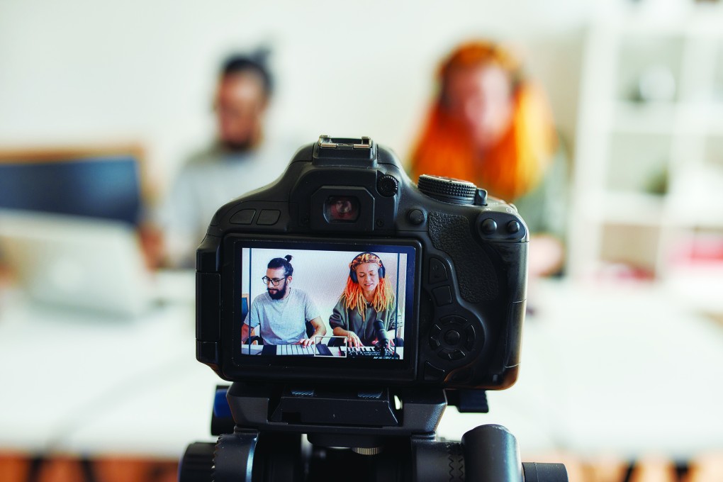 Multimodal Construction of Interculturality in YouTube Videos
