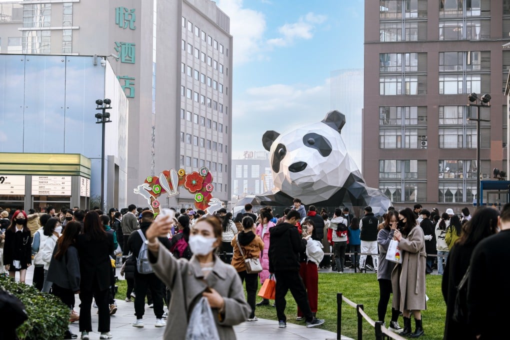 The ‘I AM HERE’ panda installation outside of Chengdu IFS has become a popular attraction thanks to its cultural relevance and emotional connection with visitors.