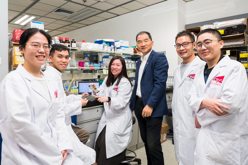 Professor Michael Yang Mengsu, CityU Vice-President (Research and Technology) (3rd from right), led the research team. (From left: Zhou Li, CityU Research Assistant and PhD student at Chongqing Medical University, Kelvin Ng Kaki and Eileen Yang Zihan, CityU PhD students, Professor Yang, Wang Zesheng and Si Tongxu, CityU PhD students.)