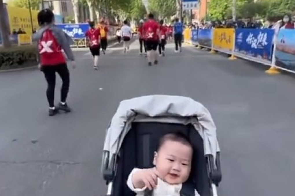 Chinese mum runs a 13km marathon pushing her baby in a stroller