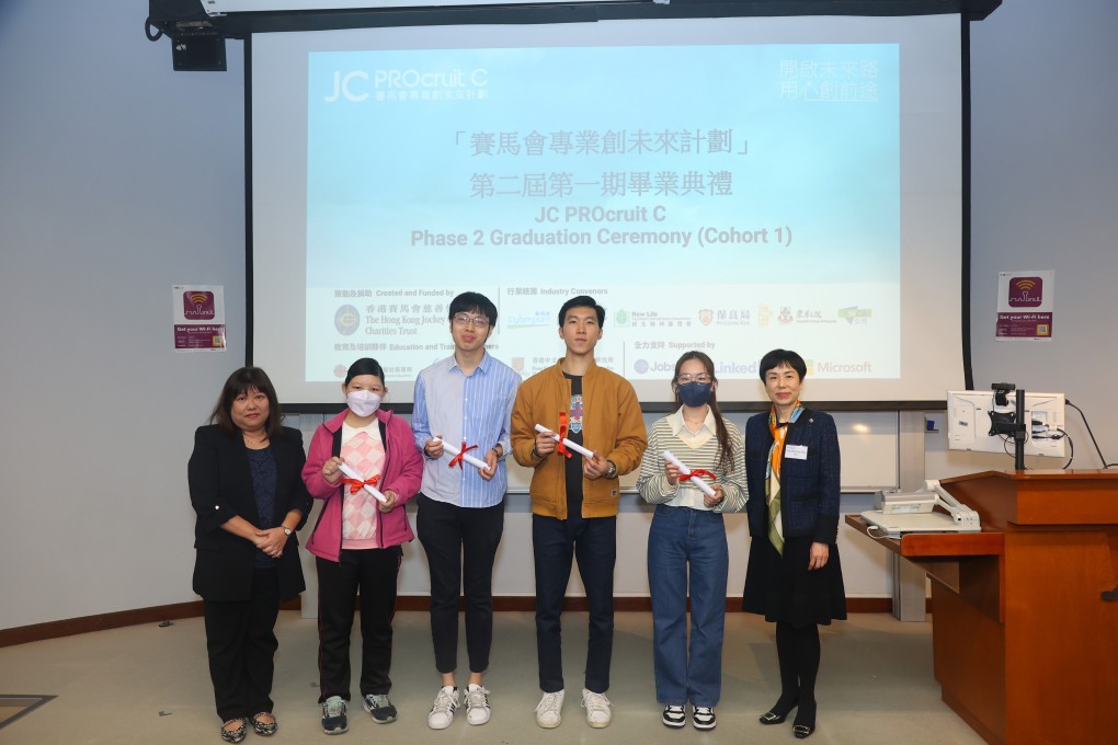 Kamkam (third left) graduated after a year’s traineeship under JC PROcruit C