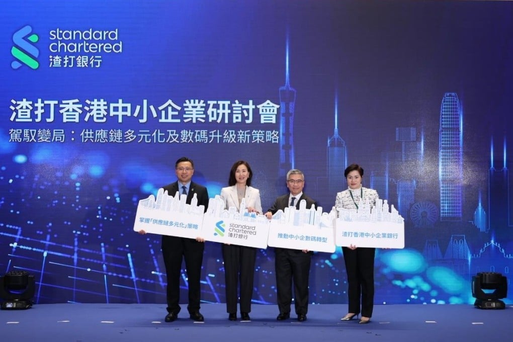 Mary Huen (2nd from left), CEO, Hong Kong and Greater China & North Asia, Standard Chartered; Arthur Yuen (2nd from right), Deputy Chief Executive, Hong Kong Monetary Authority; Stephen Man (1st from left), Head of Wealth Management and Retail Banking, Standard Chartered Hong Kong; and Winne Tung (1st from right), Head of SME Banking, Standard Chartered Hong Kong, officiated the opening ceremony of Standard Chartered SME seminar.