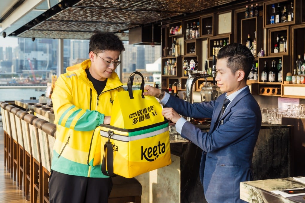 A Keeta courier delivers an insulated order bag to restaurant staff as part of the platform’s precision logistics for premium partners like LUBUDS.