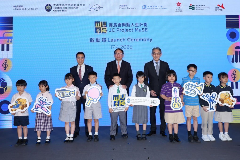 Officiating at the launch ceremony of JC Project MuSE were HKSAR Government Chief Secretary for Administration Chan Kwok-ki (back row, centre), Club Chairman Michael Lee (back row, left) and JC Project MuSE Advisory Committee Convenor Jat Sew-tong (back row, right), accompanied by ten students of JC Project MuSE.