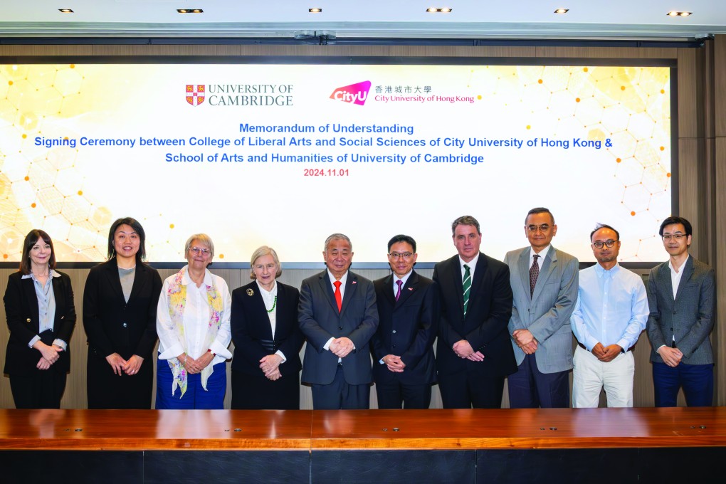 Professor Ho (seated) endorsed the MoU, witnessed by President Boey (right) and Dame
Madeleine Atkins (left), President of Cambridge’s Lucy Cavendish College.