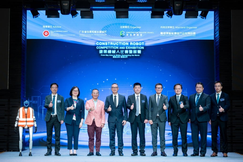 The event signified a new dawn for the construction sector: Ir Prof Thomas HO (third from left), Chairman of the CIC; Ir Albert Cheng (fourth from right), Executive Director of the CIC; Ir Ricky Lau (fourth from left), Permanent Secretary for Development (Works) of Development Bureau; and Mr Zhou Wei (fifth from right), Level 1 Inspector, Department of Housing and Urban-Rural Development of Guangdong Province, posed with other experts at the forum.