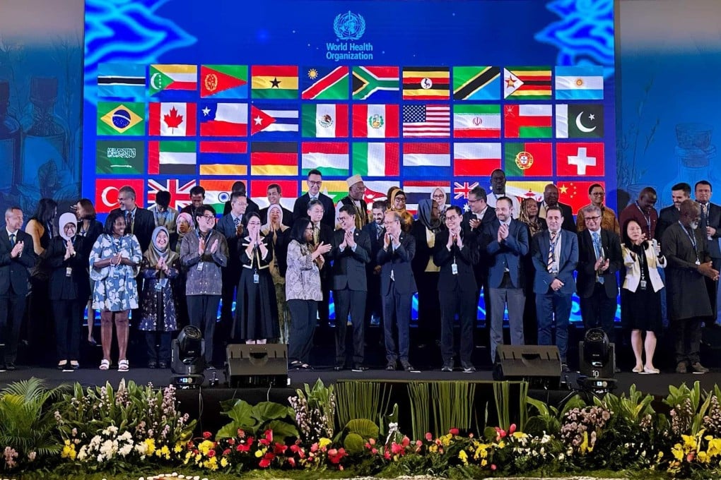 Chairperson of the Indonesian Food and Drug Authority (BPOM RI), Prof. Dr. Taruna Ikrar, M.Pharm., Ph.D, together with delegates of the World Health Organization – International Regulatory Cooperation for Herbal Medicines (WHO-IRCH), at the 16th Annual Meeting, held on 13–16 October 2025 in Jakarta, Indonesia.
