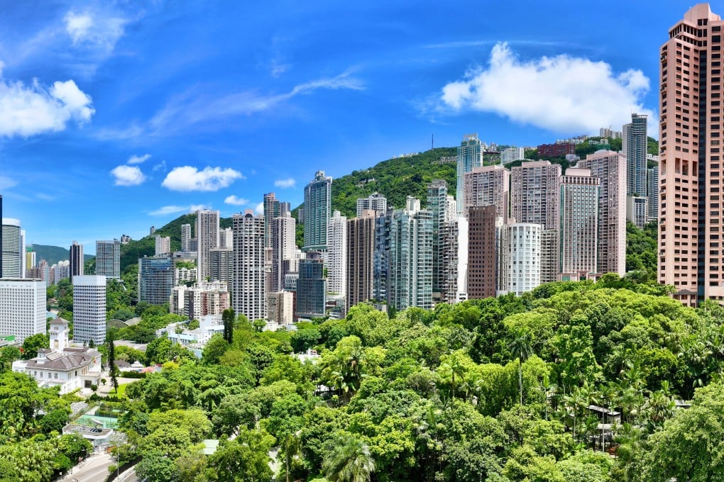 From selected residences, views open across the Hong Kong Zoological and Botanical Gardens, offering long-protected greenery within close reach of the heart of Central.