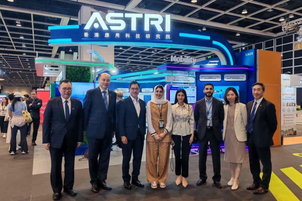 Ir Dr Ted Suen, CEO of ASTRI (third from left) and Dr Ying Huang, CTO of ASTRI (second from left), along with senior leaders, welcomed distinguished guests from the Middle East at ASTRI’s booth during LEAP East.