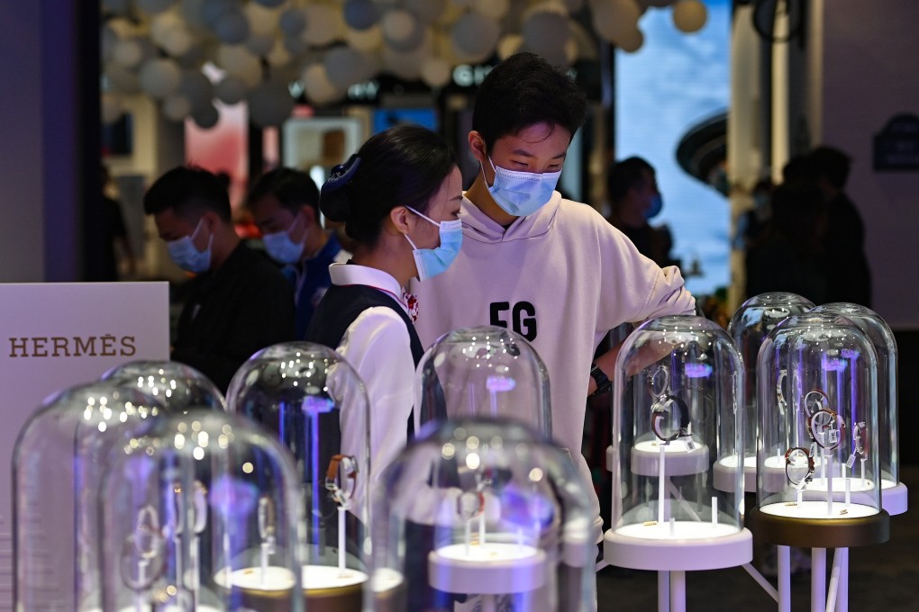 Customers visit a duty-free shop in Haikou, south China’s Hainan Province, on January 31. Photo: Xinhua