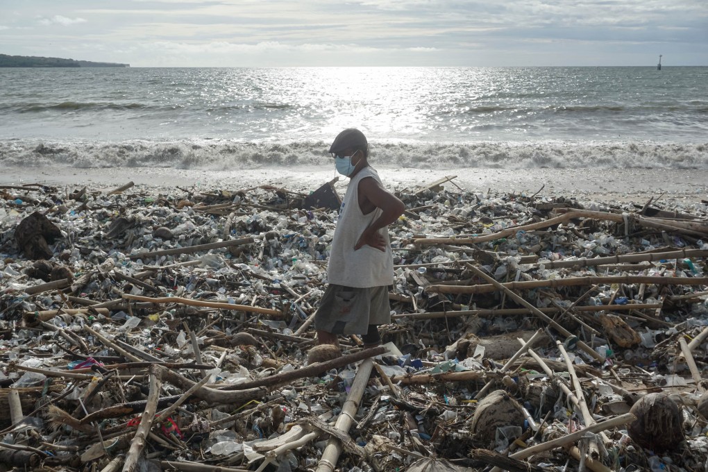 17 January 2021, Indonesia, Badung: A man stands on Kedonganan Beach coastal line among the rubbish. Photo: Dicky Bisinglasi/ZUMA Wire/dpa