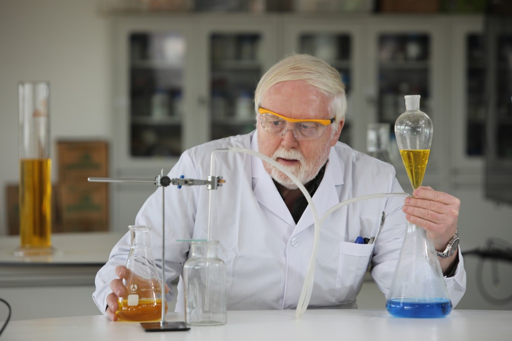 British chemist David Evans, 62, posts exciting chemistry videos in Mandarin on Chinese short-video platform Kuaishou, on which he has 9 million followers. Photo: Simon Song