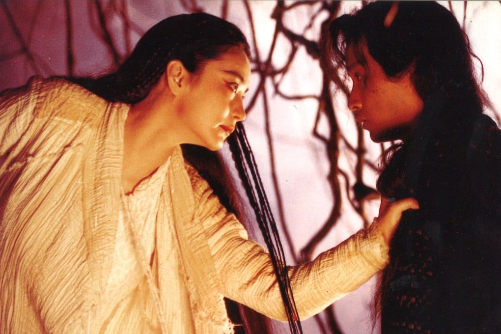 Brigitte Lin (left) and Leslie Cheung in The Bride with White Hair.