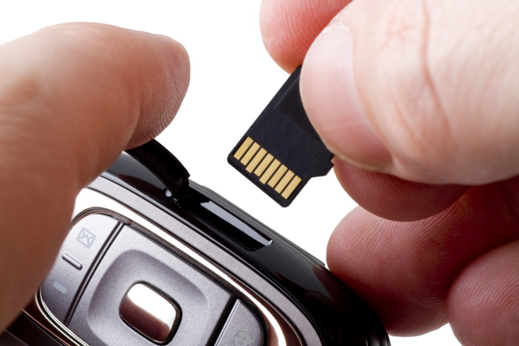 Companies like Samsung and Apple don’t think there is any need for microSD card support in their newer smartphones. Credit: Shutterstock