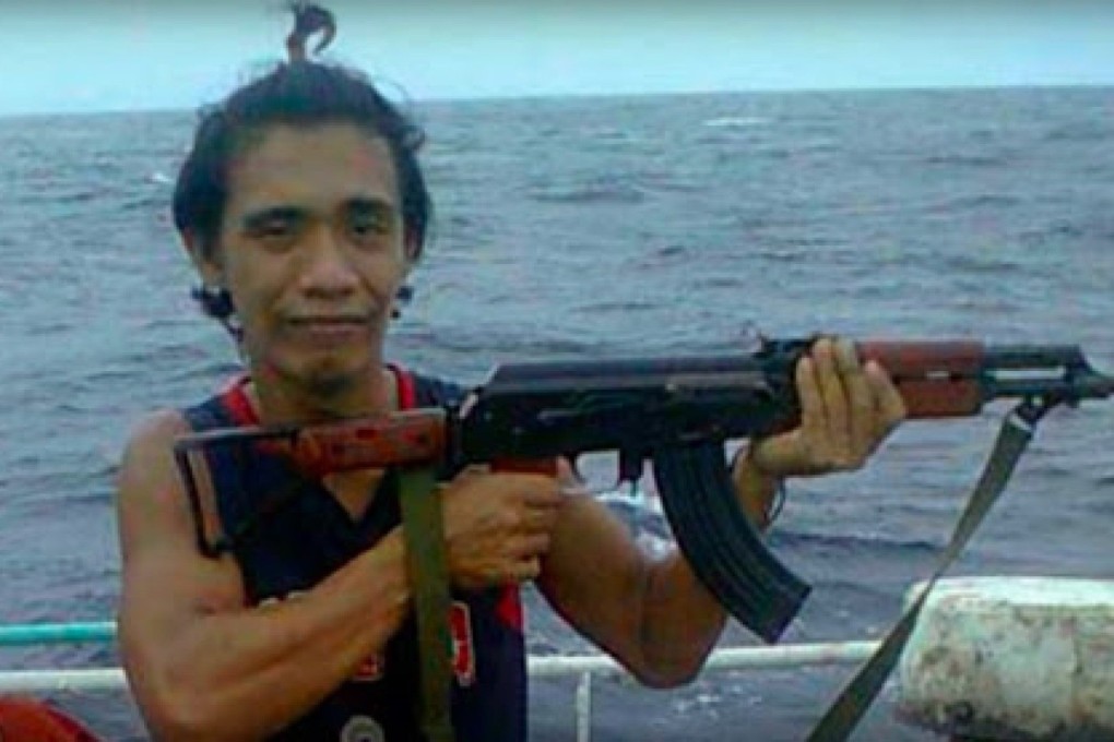 Deckhand Aldrin with a rifle. Photo: Karsten Von Hoesslin