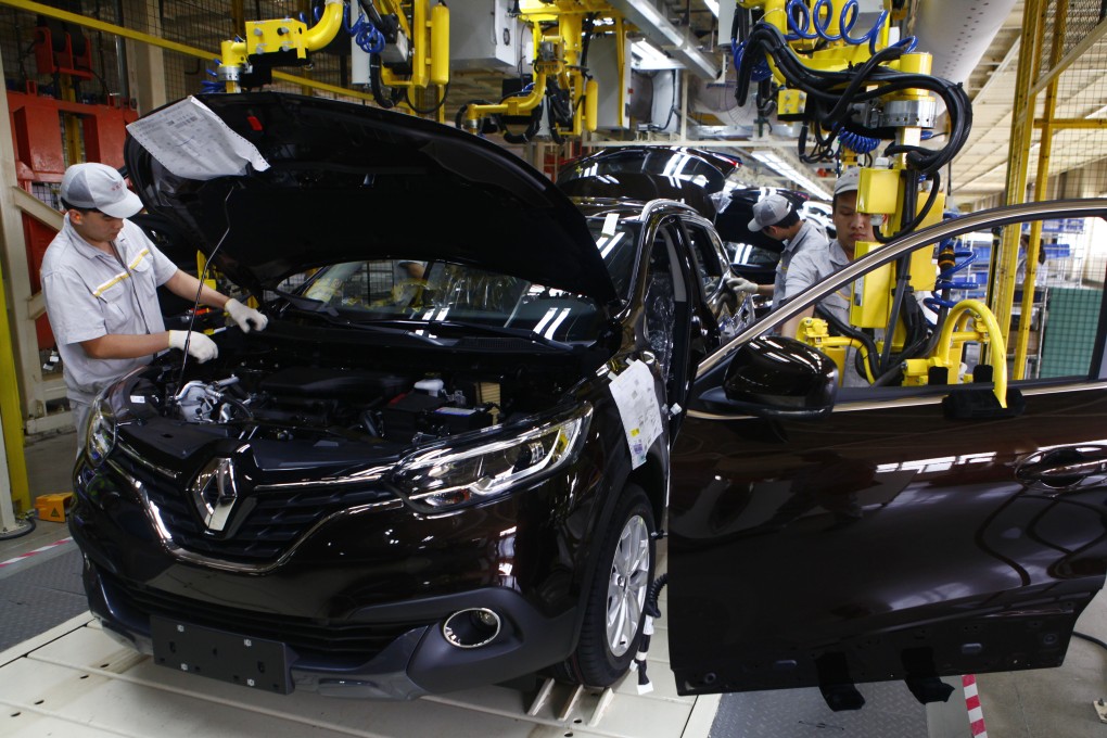 Chinese workers assemble PSA Peugeot Citroen’s Kadjar cars on Dongfeng Automobile’s assembly line in Wuhan on 10 October 2016. Photo: Handout