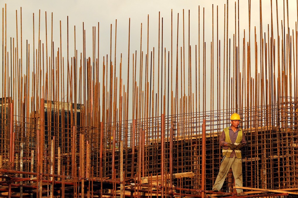 A Chinese laborer works at the construction site of a Chinese-built hotel complex in Colombo, Sri Lanka, in 2015. Photo: Getty Images