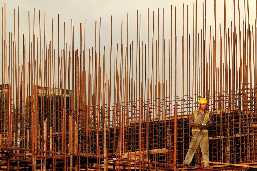A Chinese laborer works at the construction site of a Chinese-built hotel complex in Colombo, Sri Lanka, in 2015. Photo: Getty Images