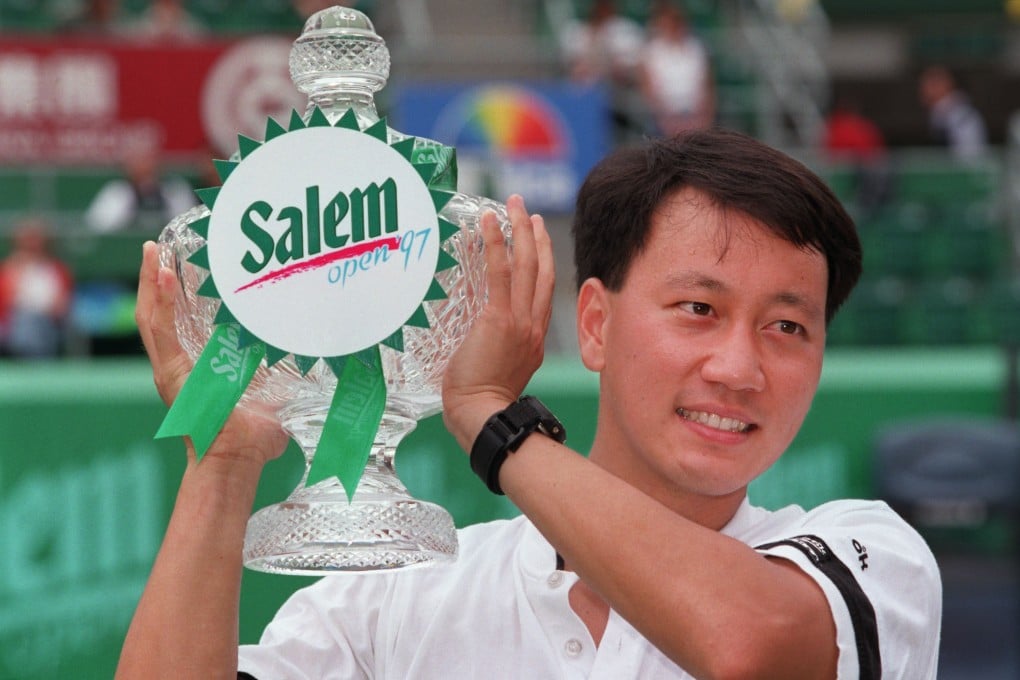 Michael Chang holds his trophy after winning the 1997 Salem Open. 14 apr 97