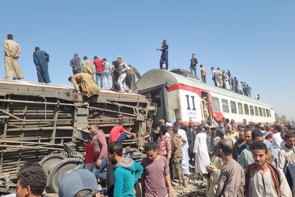 People gather to inspect damaged carriages after two passenger trains collided in southern Egypt. Photo: dpa