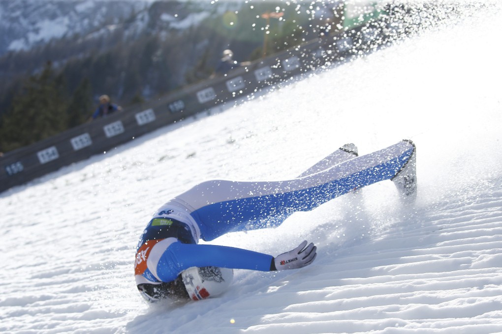 Norways Daniel-Andre Tande takes a heavy fall during his trial round jump. Photo: Reuters
